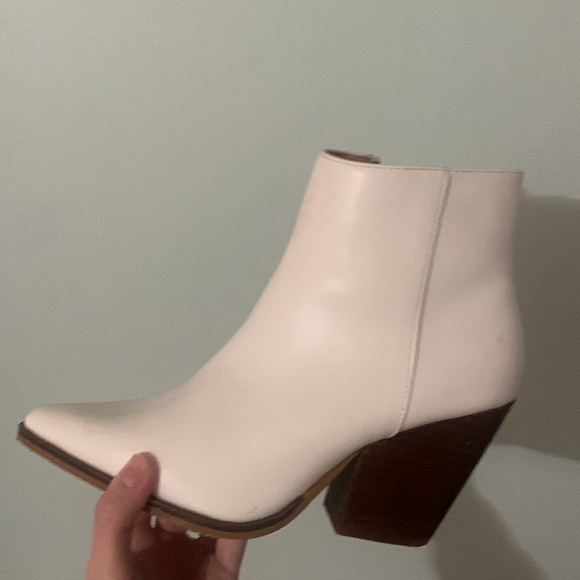 Shoes - Women’s white mini cowgirl heeled boots size 7, western ankle boots